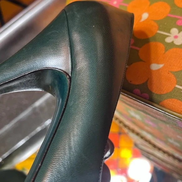 Vintage 1980’s Bruno Magli Size 8 Green Leather Heels with Croc Bow - Picture 10 of 17